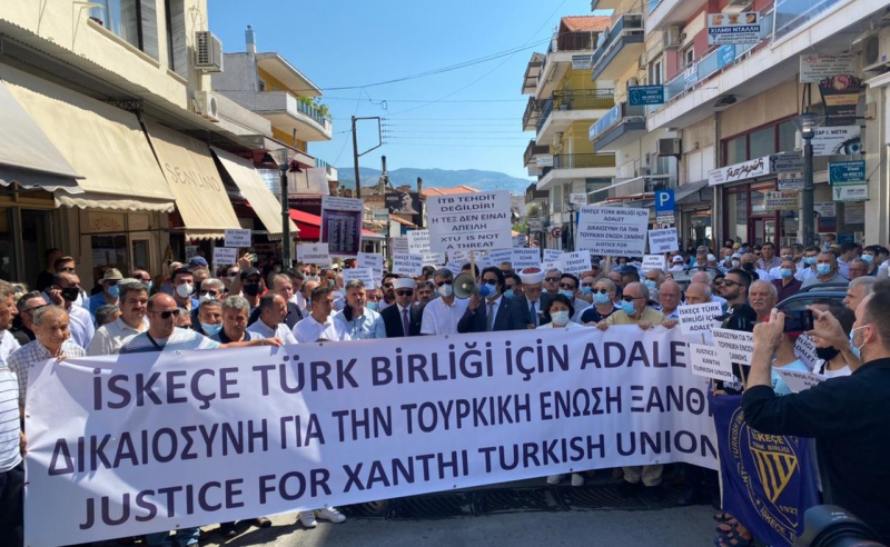 İSKEÇE TÜRK BİRLİĞİNİN ORGANİZE ETTİĞİ HAKSIZLIĞA VE ADALETSİZLİĞE KARŞI DEMOKRASİ YÜRÜYÜŞÜ BÜYÜK BİR KATILIMLA GERÇEKLEŞTİ