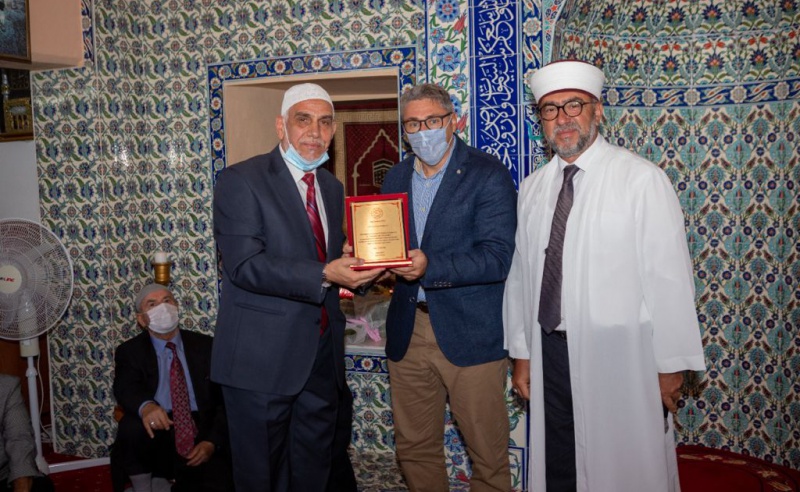 EMEKLİLİĞE AYRILAN SEDAT KARADAYI HOCAMIZA ONUR PLAKETİ SUNULDU