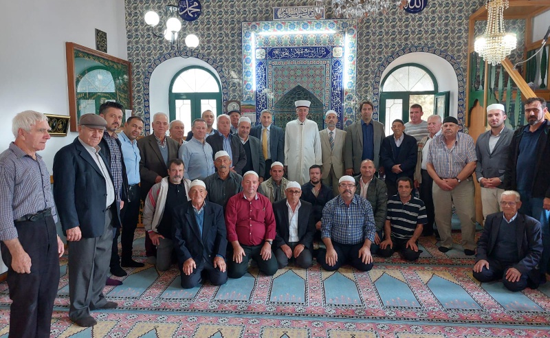 İSKEÇE MÜFTÜSÜ MUSTAFA TRAMPA CUMA NAMAZINI GÖKÇELER CAMİİ’NDE EDA ETTİ