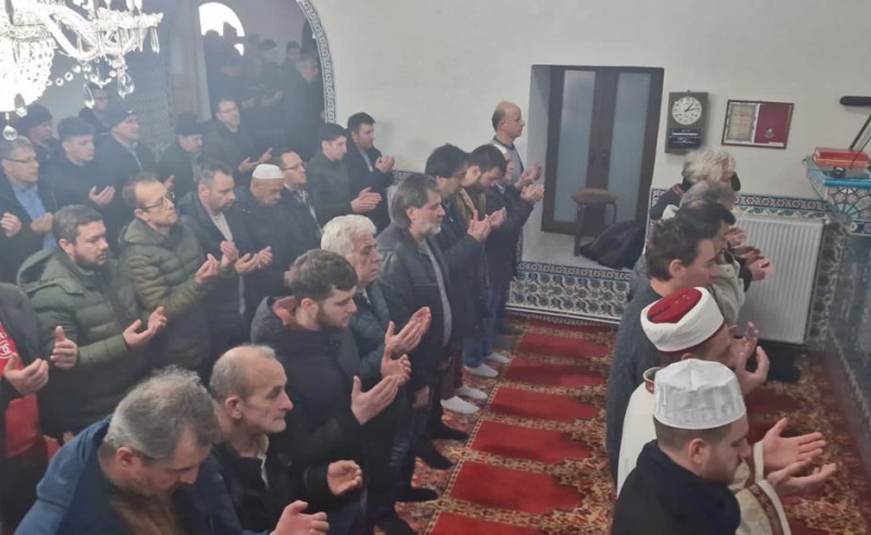 İSKEÇE’DE 83 CAMİİ’DE DEPREMDE VEFAT EDEN KARDEŞLERİMİZ İÇİN GIYABİ CENAZE NAMAZI KILINDI