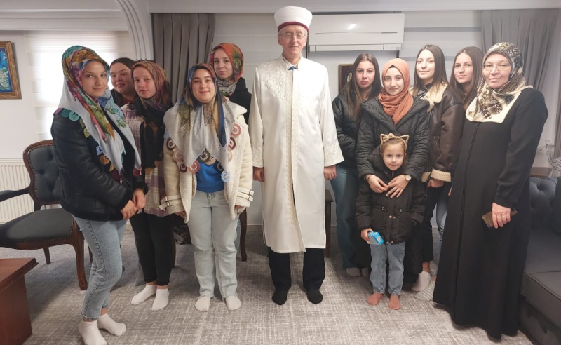 GENÇ MÜFTÜLÜK KOYUNKÖY KIZ EKİBİ MÜFTÜMÜZ MUSTAFA TRAMPA’YI ZİYARET ETTİ