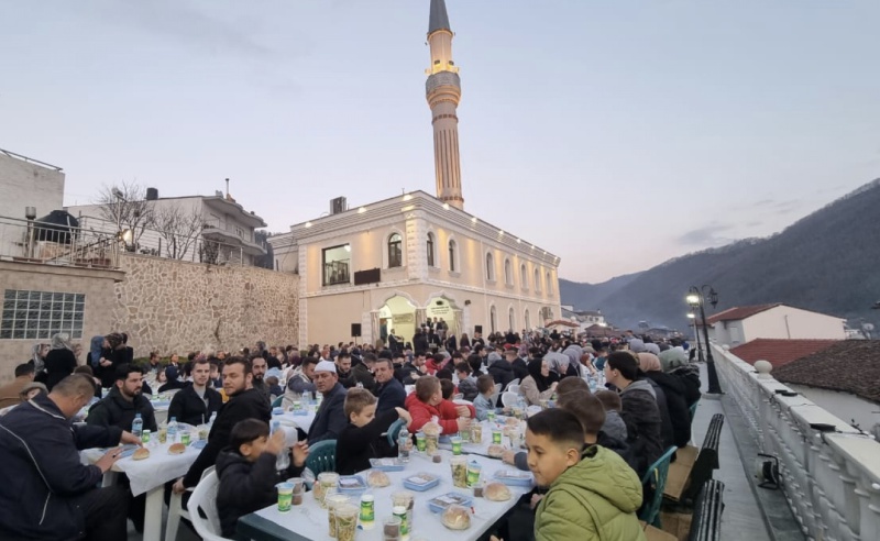 ŞAHİN KÖYÜNDE ÇOCUK VE GENÇLERE YÖNELİK İLK İFTAR YOĞUN BİR KATILIMLA GERÇEKLEŞTİ