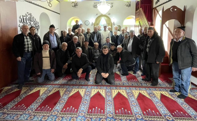 FAZİLETLİ MÜFTÜMÜZ MUSTAFA TRAMPA CUMA NAMAZINI KARŞI MAHALLE CAMİİ’NDE EDA ETTİ