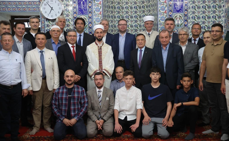 T.C. GÜMÜLCİNE BAŞKONSOLOSU AYKUT ÜNAL VE MÜFTÜMÜZ TRAMPA BAYRAM NAMAZINI ÇINAR CAMİİ’NDE EDA ETTİLER