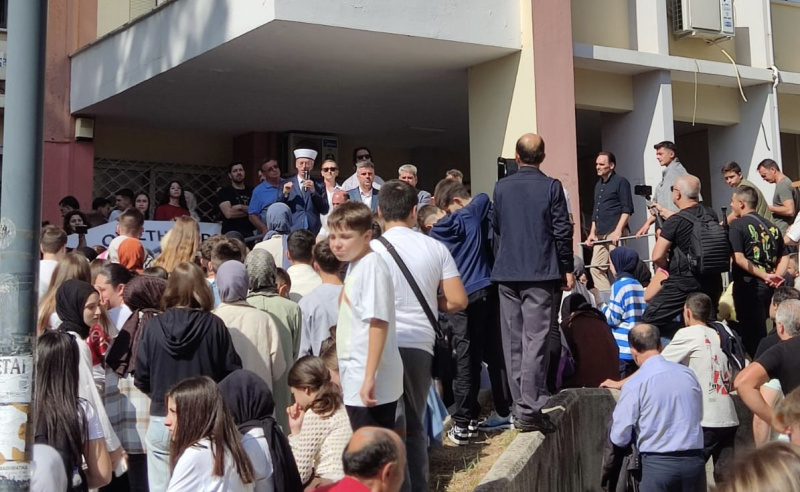 İSKEÇE AZINLIK ORTAOKULU VE LİSESİ VARDİYALI EĞİTİMİ PROTESTO ETTİ