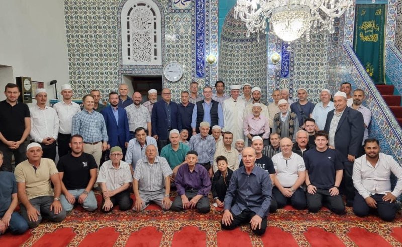 T.C. GÜMÜLCİNE BAŞKONSOLOSU VE MÜFTÜMÜZ MEVLİD KANDİLİ’NDE ÇINAR CAMİİ’NDE SOYDAŞLARLA BİR ARAYA GELDİLER